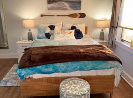 Pet friendly waterfront condo，位于Edgecomb的酒店