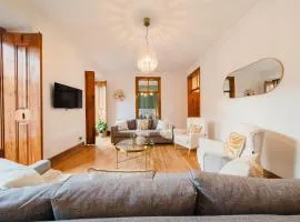 Hot Tub & Garden in Heart of Lisbon, 5BR Apt wAC