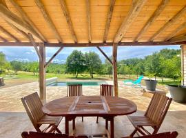 Magnifique Villa en pleine nature, piscine et beach volley，位于Romestaing的酒店