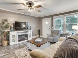 Couples Retreat 2 Mi to Uptown Greenwood!