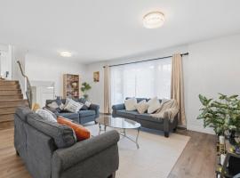 Waterloo Paradise with Rec room, Workspace, Park and close to St Jacobs Market，位于滑铁卢的酒店