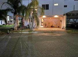 Casa completa, 4 dormitorios, 7 camas dobles, 3 sofá cama, 3 baños 1 en planta baja, cocina equipada, consola Arcade, asador, juguetes para niños, plancha, secadora, cafetera, etc, fraccionamiento privado, zona de vías rápidas y toallas，位于托雷翁的酒店