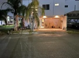 Casa completa, 4 dormitorios, 7 camas dobles, 3 sofá cama, 3 baños 1 en planta baja, cocina equipada, consola Arcade, asador, juguetes para niños, plancha, secadora, cafetera, etc, fraccionamiento privado, zona de vías rápidas y toallas