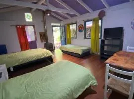 Habitación privada estilo hostel con baño privado y desayuno opcional