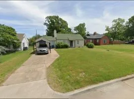 Sandusky Retreat, Cozy Comfort in Tulsa