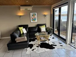 Feriebolig smukt beliggende i vandkanten