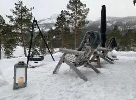 Cosy cabin between lake and mountain