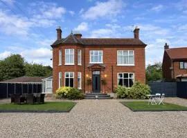 Spacious Buxton house with hot tub and pool table