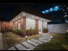 The carmine house-Private 4 BHk luxury retreat in sector 132, Noida