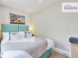 Luxury House 6-BDR - Guests up to 12 Sleep - Easy Parking - Spacious Garden - Fast Speed Wi-Fi - Contractors - Families - Groups - Discounts Available for Long Term Bookings!