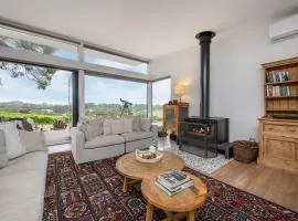 Bella's Block Vineyard Retreat with Tennis Court, Shoreham