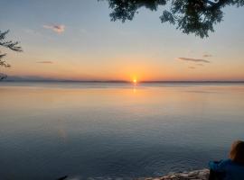 ChiemSeeNest - romantische Ferienwohnung am Chiemsee mit Sommer Seezugang，位于希明格的酒店