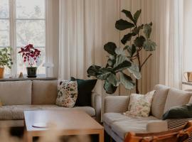 Stylish family villa with garden and attic studio in central Halmstad，位于哈尔姆斯塔德的酒店