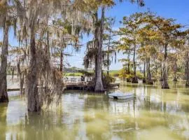 Bayou Oaks-Sleeps 12-Private Lake with Fish