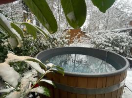 Forest Finest, luxe chalet met HOT TUB mooie overkapping en prachtige tuin met veel privacy，位于洪德洛的酒店