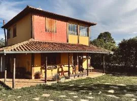 Casa aconchegante com lindo jardim e gramado