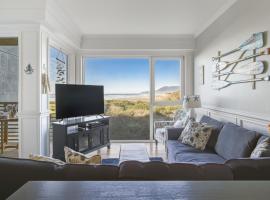 Oceanfront Bliss King Suite & Pet-Friendly Stay，位于洛克威海滩的分契式公寓