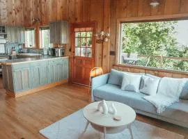 Insane views, hot tub, wood stove, close to town!