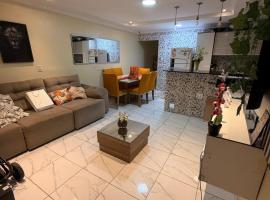 Casa inteira perto do Centro ate 6 hospedes ar e Wifi 600MB，位于马瑙斯的乡村别墅