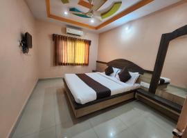 Hotel Sai Laxmi- Walkable Distance from Sai baba Temple，位于舍地的酒店