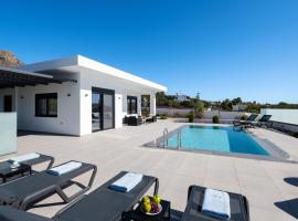 Blue Ferma - Modern Villa with Private Pool，位于费马的酒店