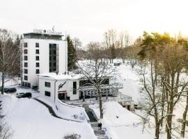 GMP俱乐部酒店，位于奥泰佩的带停车场的酒店