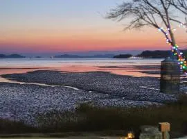 Ganghwa Badatgashimteo Pension