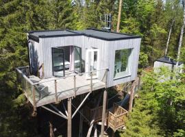 Treehouse Stay with Wood-Fired Hot Tub & Nature!，位于Strömmaköp的酒店