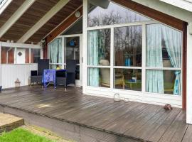 3 Bedroom Lovely Home In Hejls，位于Hejlsminde的酒店