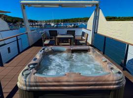 Hausboot Pula - Floating House Water Lily，位于普拉的酒店