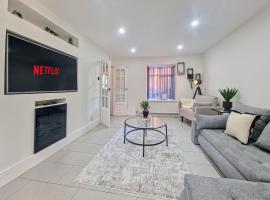Cranberry House 3 Bedroom 7 Sleeper Home with Cinema Room Near JLR NEC and Airport，位于Sheldon的酒店