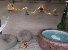 אצלנו בחצר - צימר למשפחות ולזוגות בדרום ים המלח，位于纳欧特哈基卡的自助式住宿