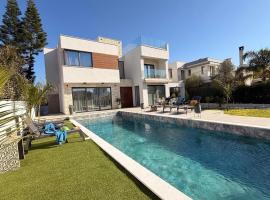 New Beach Villa-Roof Garden Sunrise and Ocean Sunset，位于阿尔加卡的酒店