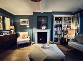 Chic Pet-friendly Cottage with Private Office, Garden & Parking, 30 min to London