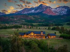 Telluride Ranch - Mountain Views Hot Tub & Fire Pit，位于Placerville的酒店