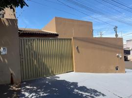 Linda casa e funcional prox Br 060 Go e ao Centro，位于雅塔伊的酒店