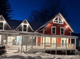 The Treehouse at 11 Gables - Center of Ludlow Village near Shopping and Restaurants，位于拉德洛的酒店