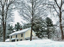 Dog-Friendly Copake Home with Sauna!，位于Copake Falls的酒店
