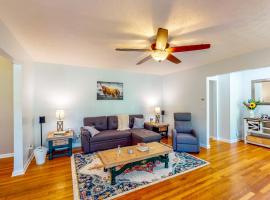 Danielsville Home on Sprawling Acreage with Views!，位于科默斯的酒店