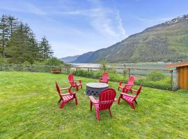 Oceanfront Fire Pit, Decks, Large Yard, Views!，位于朱诺的酒店