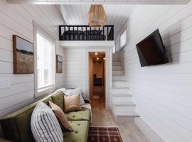 Convient tiny home private deck，位于Apple Valley的酒店