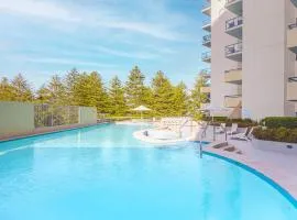 Beachside Studio with Pool and Gym Access