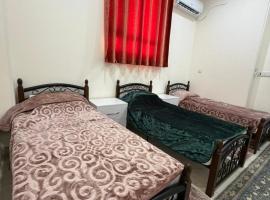 Comfy ground floor family home near Holy Shrines，位于卡尔巴拉的酒店