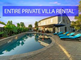 Entire Private Home with 5 Bedrooms 4 Bathrooms 3000 Sq ft Villa, Pool, Hot Tub, Nature, Garage, Winery, Available Now，位于福尔布鲁克的酒店