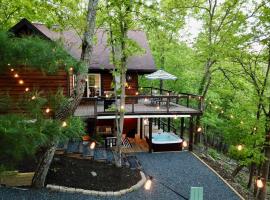 NEW! Montview Chalet - Hot Tub, Sauna, EV, Views，位于东斯特劳兹堡的酒店