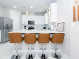 3BR 2 & half Bath Townhouse Modern Spacious Retreat Near Lake Conroe!