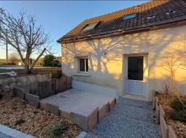 Gîte MA POULE de 1 à 5 personnes avec piscine，位于莫讷的酒店