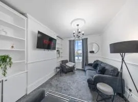 HOP Homes-Spacious 4BR Home with Private Parking and WiFi