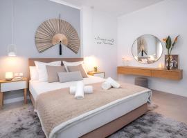 Singer Suite Kalamata , Close to Center & Easy Street Parking，位于卡拉马塔的带停车场的酒店