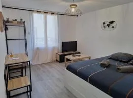Faubourg des voyageurs 4 - Studio climatisé 2 personnes - proche axe autoroute